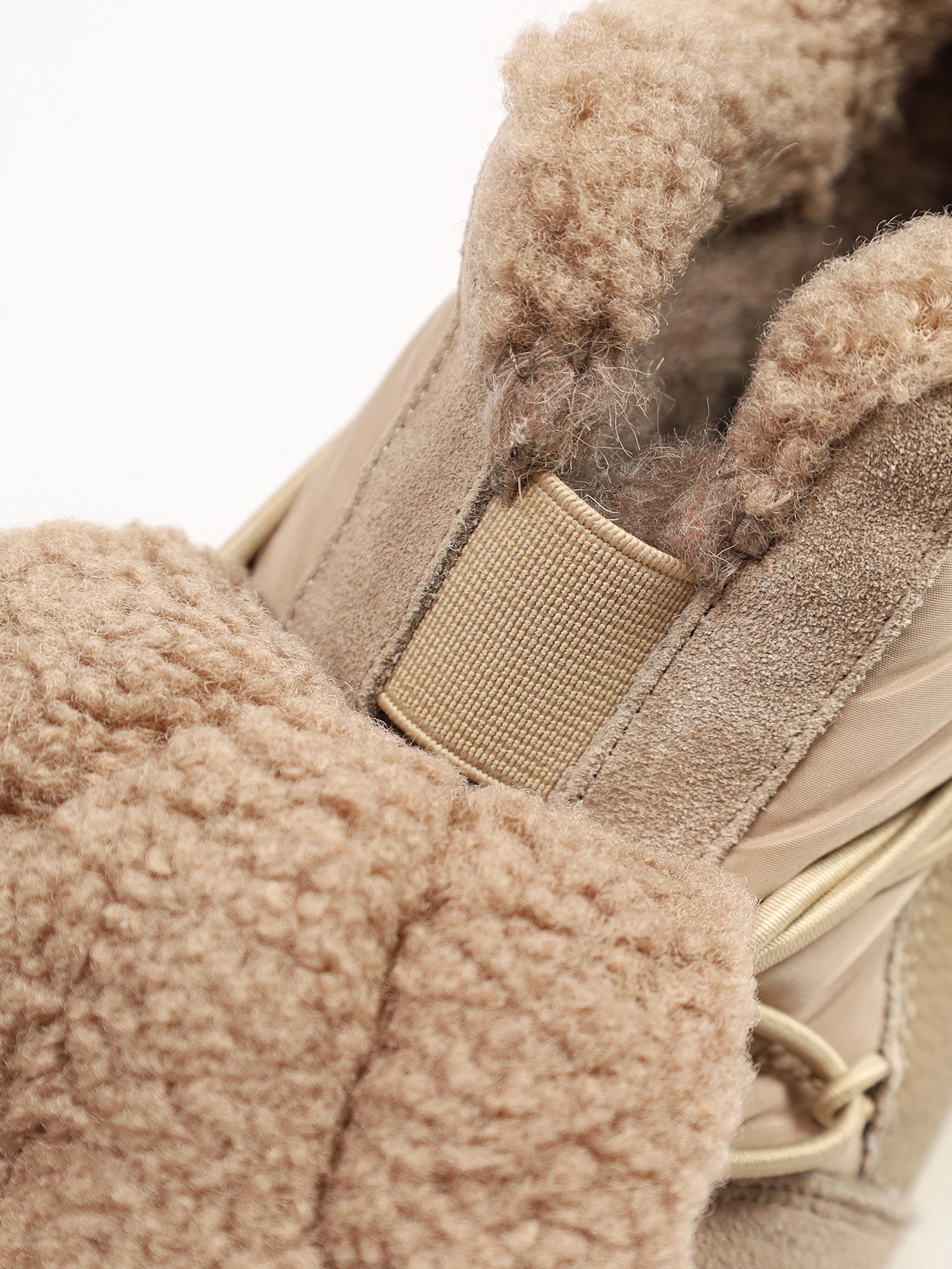 Кроссовки комбинированные бежевого цвета на рельефной подошве